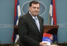 Milorad Dodik Sa Ustavom Rs Foto S Pasalic