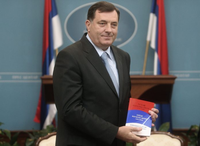 Milorad Dodik Sa Ustavom Rs Foto S Pasalic